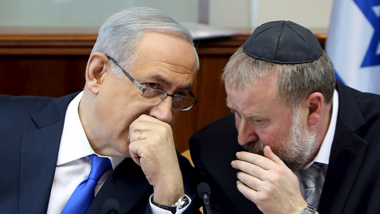 ISRAEL-POLITICS/ Israeli Prime Minister Benjamin Netanyahu (L) speaks with Cabinet Secretary Avichai Mandelblit during the weekly cabinet meeting in Jerusalem December 20, 2015. REUTERS/Gali Tibbon/Pool - RTX1ZGHK