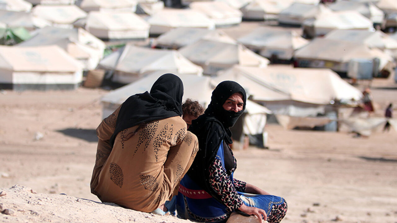 MIDEAST-CRISIS/SYRIA Iraqi refugee women sit overlooking al-Howl refugee camp south of Hasaka city, Syria October 20, 2016. REUTERS/Rodi Said - RTX2PS92