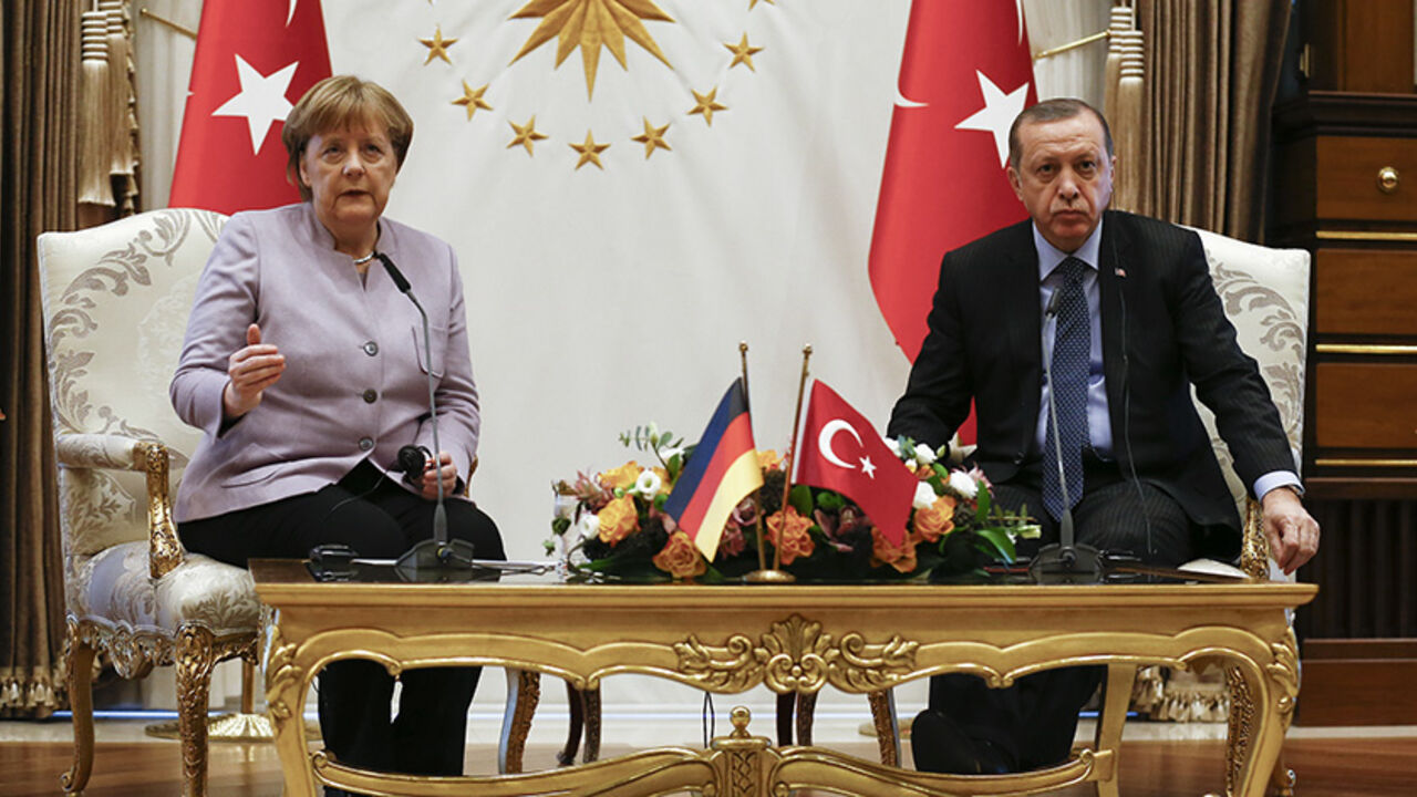 TURKEY-GERMANY/ Turkish President Recep Tayyip Erdogan and German Chancellor Angela Merkel meet at the presidential palace during the first visit since July's failed coup in Ankara, Turkey, February 2, 2017. REUTERS/Umit Bektas - RTX2ZBYJ