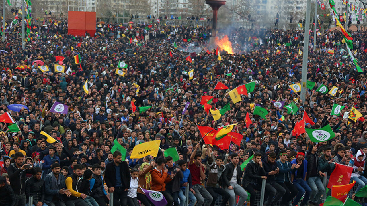 TURKEY-REFERENDUM/KURDS-PEACE People gesture during a gathering celebrating Newroz, which marks the arrival of spring and the new year, in the Kurdish-dominated southeastern city of Diyarbakir, Turkey, March 21, 2017. REUTERS/Sertac Kayar - RTX320QD