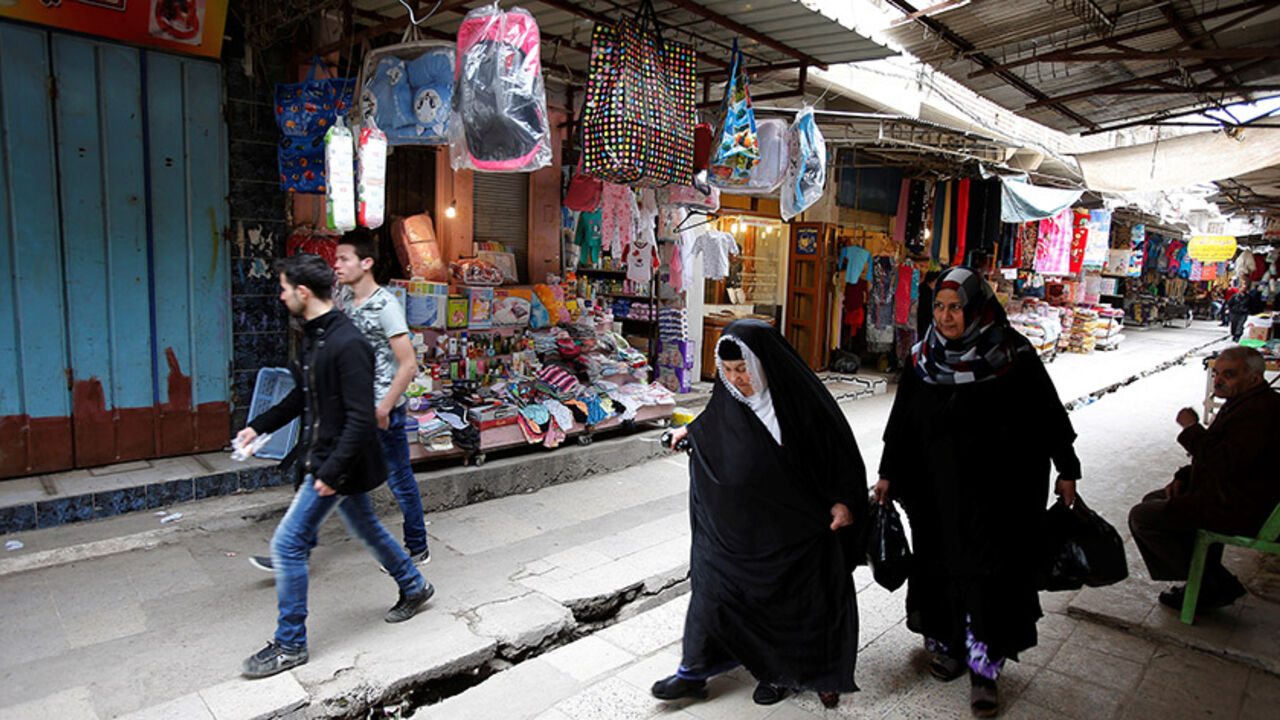 MIDEAST-CRISIS/IRAQ-MOSUL-RESIDENTS People do shopping at Nabi Yunus market after returning to their homes in the city of Mosul, Iraq Picture taken March 19, 2017. REUTERS/Youssef Boudlal - RTX32IG2