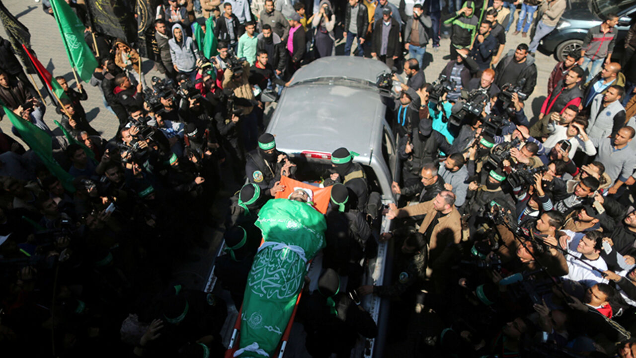 ISRAEL-PALESTINIANS/VIOLENCE Palestinian members of Hamas' armed wing carry the body of senior militant Mazen Fuqaha during his funeral in Gaza City March 25, 2017. REUTERS/Mohammed Salem TPX IMAGES OF THE DAY - RTX32N91