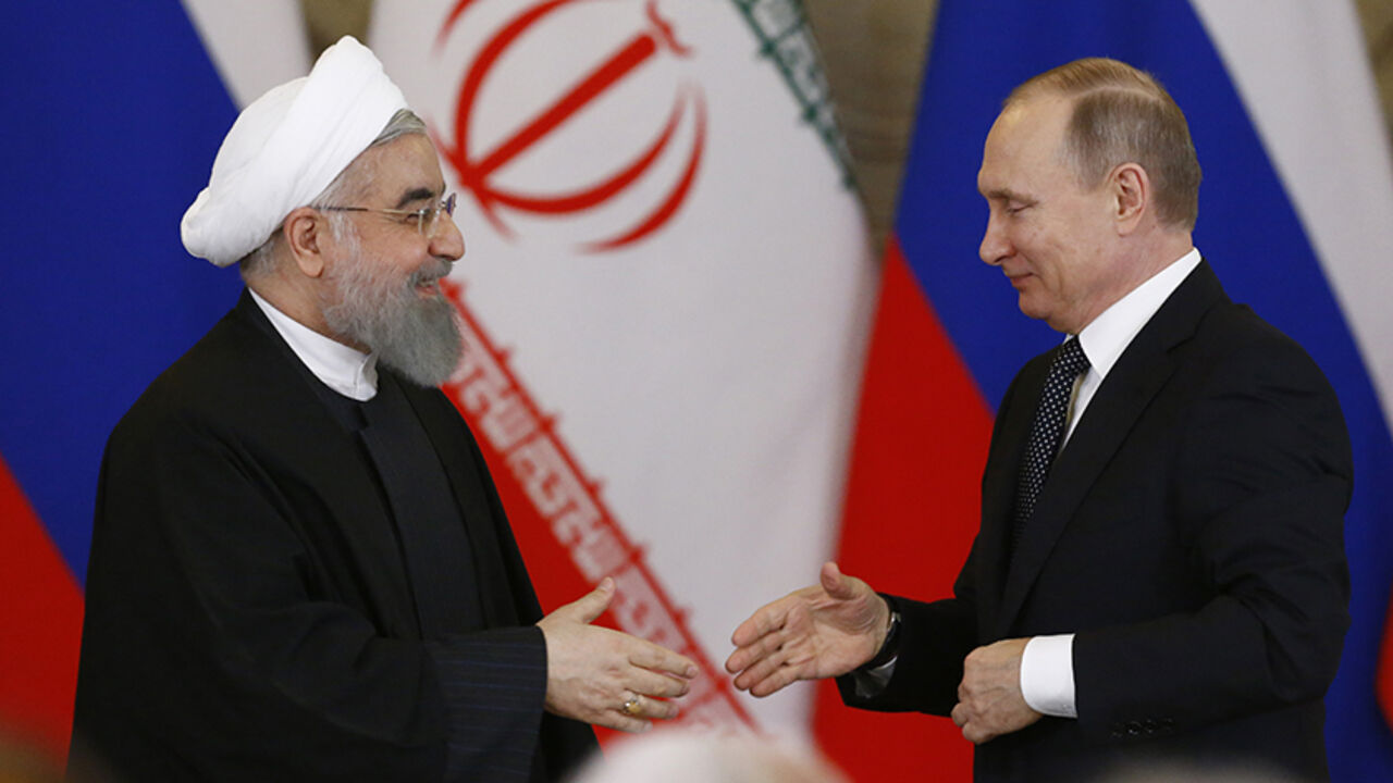 RUSSIA-IRAN/ROUHANI Russian President Vladimir Putin shakes hands with Iranian President Hassan Rouhani during a joint news conference following their meeting at the Kremlin in Moscow, Russia March 28, 2017. REUTERS/Sergei Karpukhin - RTX332WO