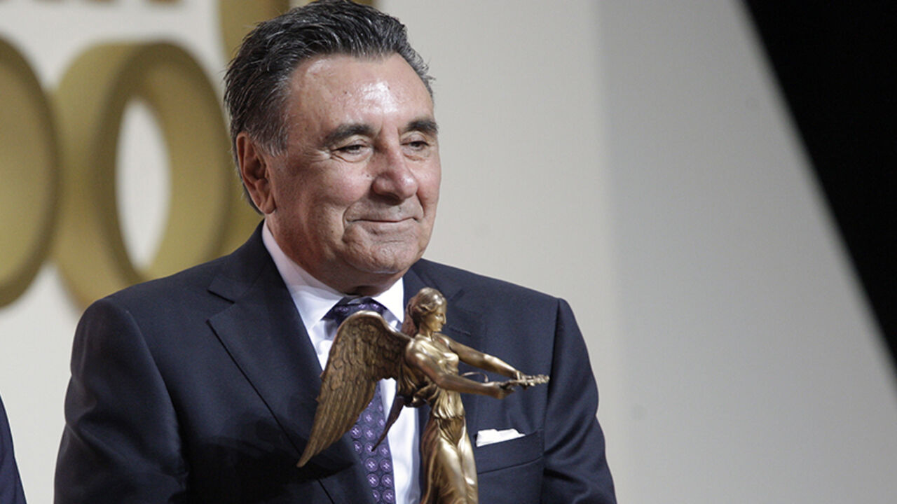 GERMANY/ Turkish publisher Aydin Dogan holds the Victoria award during a ceremony at the Publishers Night in Berlin November 17, 2008. Dogan was awarded for his engagement in Germen Turkish integrations. REUTERS/Hannibal Hanschke (GERMANY) - RTXAP3D