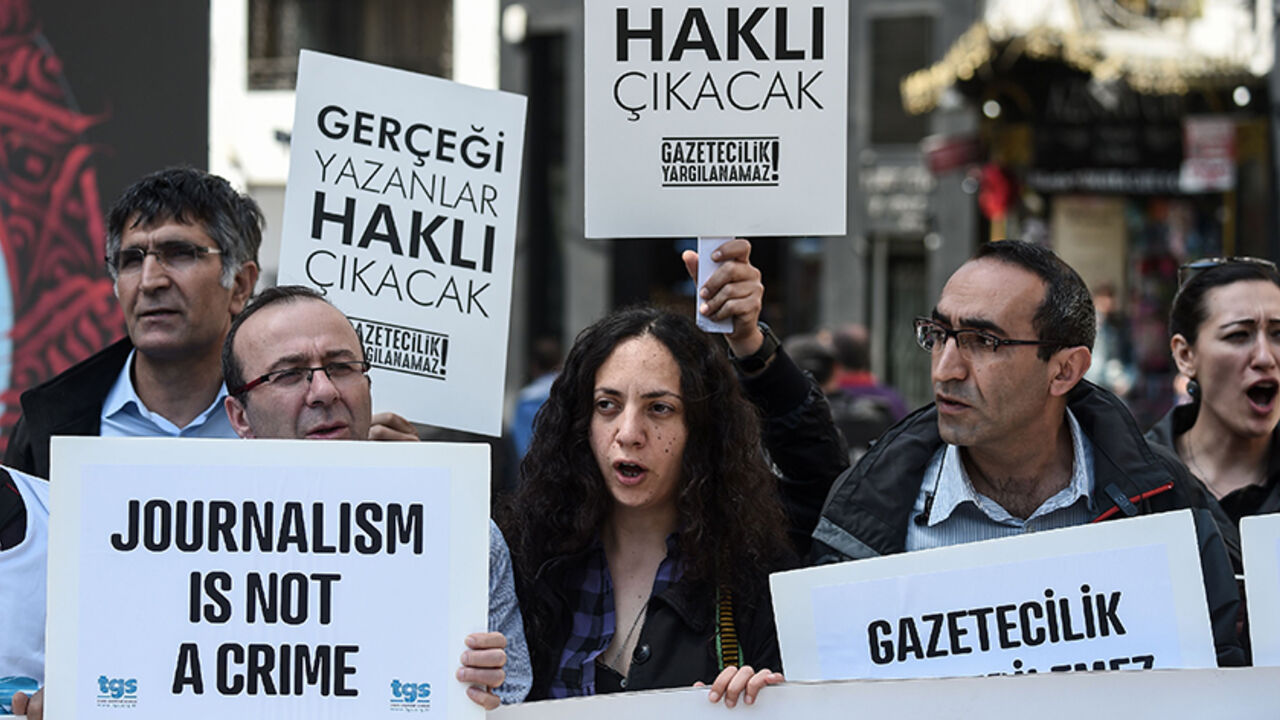 AFP_O2468 Journalists hold placards reading "journalists will be freed , they will write again" during a demonstration for the World Press Freedom Day on the Istiklal avenue, in Istanbul, on May 3, 2017.
According to the P24 press freedom website on April 4, 2017, there are 141 journalists behind bars in Turkey, most of whom were detained as part of the state of emergency imposed after the failed coup. / AFP PHOTO / OZAN KOSE (Photo credit should read OZAN KOSE/AFP/Getty Images)
