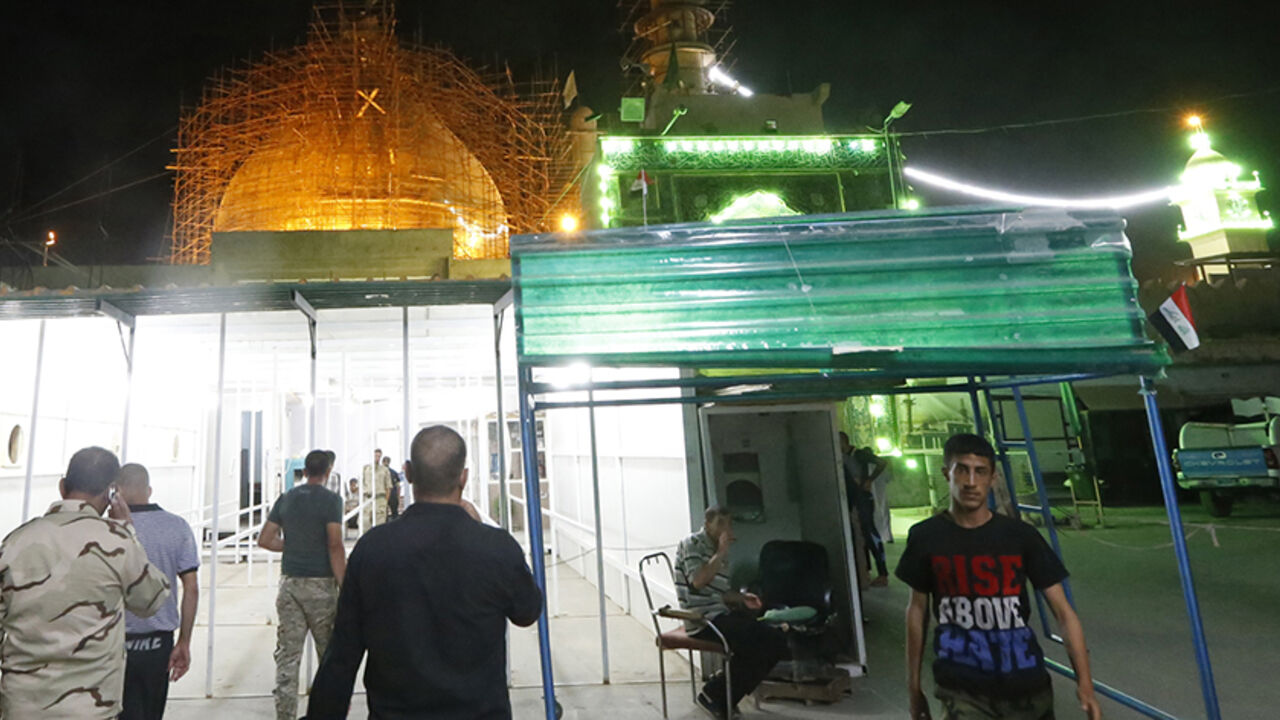 Shi'ite volunteers in support of the Iraqi Army visit the Imam al-Askari shrine in Samarra July 12, 2014. Picture taken July 12, 2014. REUTERS/Thaier Al-Sudani (IRAQPOLITICS UNREST - Tags: CIVIL UNREST POLITICS RELIGION MILITARY) - RTR3YDCJ