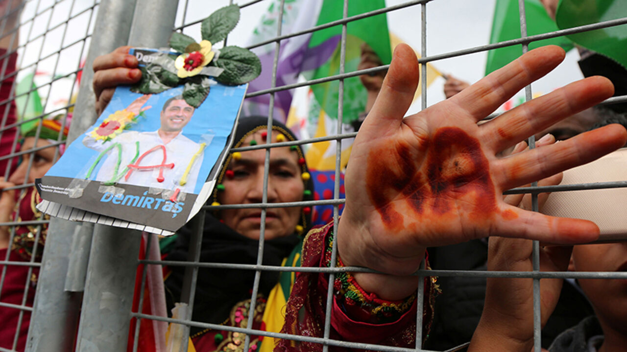 TURKEY-REFERENDUM/ A supporter holds a portrait of Selahattin Demirtas, detained leader of Turkey's pro-Kurdish opposition Peoples' Democratic Party (HDP), and shows her hand scribbled with the Kurdish word for "No", during a rally for the upcoming referendum in the southeastern city of Diyarbakir, Turkey, April 15, 2017. REUTERS/Sertac Kayar - RTS12FFR