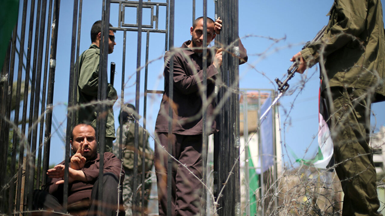 Men play the role of jailed Palestinians and Israeli soldiers during a rally in support of Palestinian prisoners on hunger strike in Israeli jails, in Gaza City April 17, 2017. REUTERS/Mohammed Salem - RTS12LKB