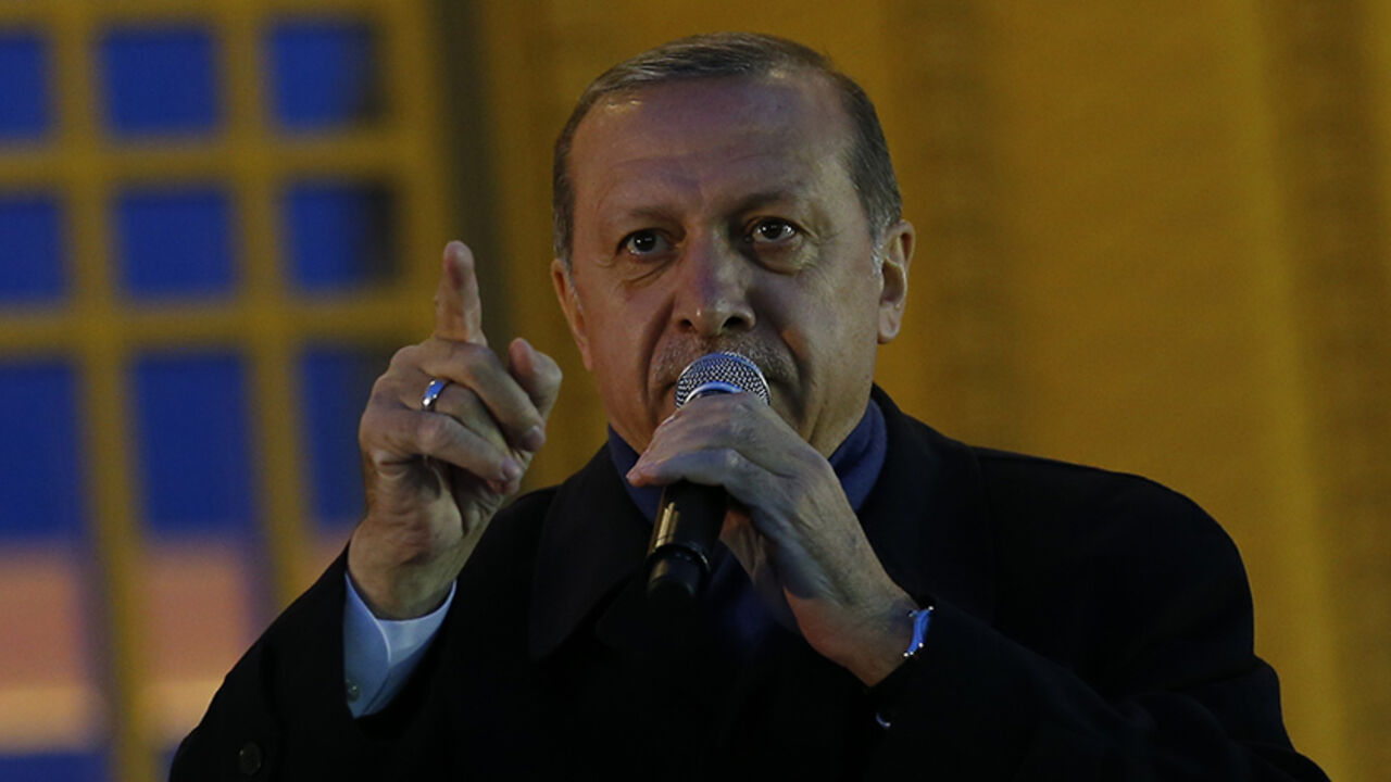 TURKEY-POLITICS/ Turkish President Tayyip Erdogan addresses his supporters at the Presidential Palace in Ankara, Turkey, April 17, 2017. REUTERS/Umit Bektas - RTS12NX1