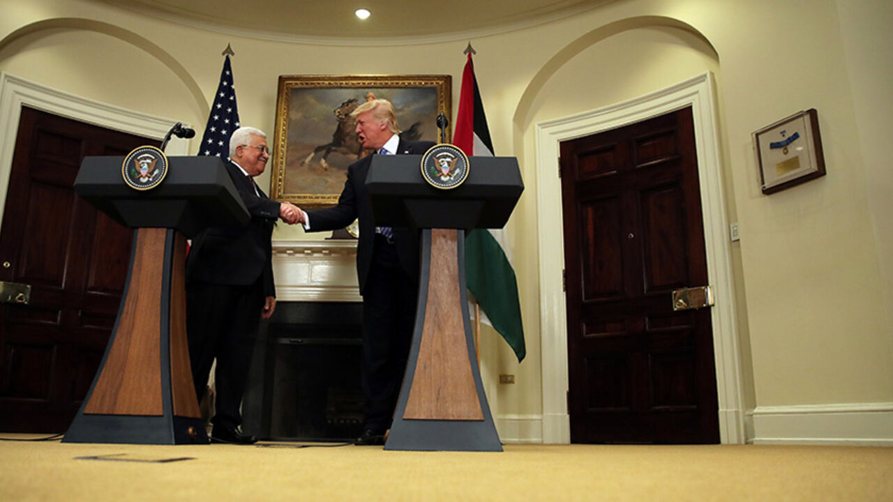 USA-PALESTINIAN/ U.S. President Donald Trump shakes hands with Palestinian President Mahmoud Abbas as they deliver an statement at the White House in Washington D.C., U.S., May 3, 2017. REUTERS/Carlos Barria TPX IMAGES OF THE DAY - RTS1502B