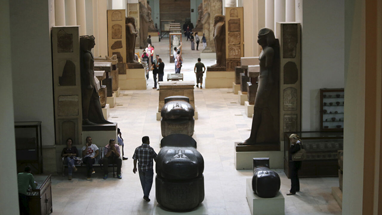 EGYPT-TUTANKHAMUN/ Tourists look at artefacts inside the Egyptian Museum in Cairo, Egypt, October 20, 2015. REUTERS/Mohamed Abd El Ghany - RTS5CN5