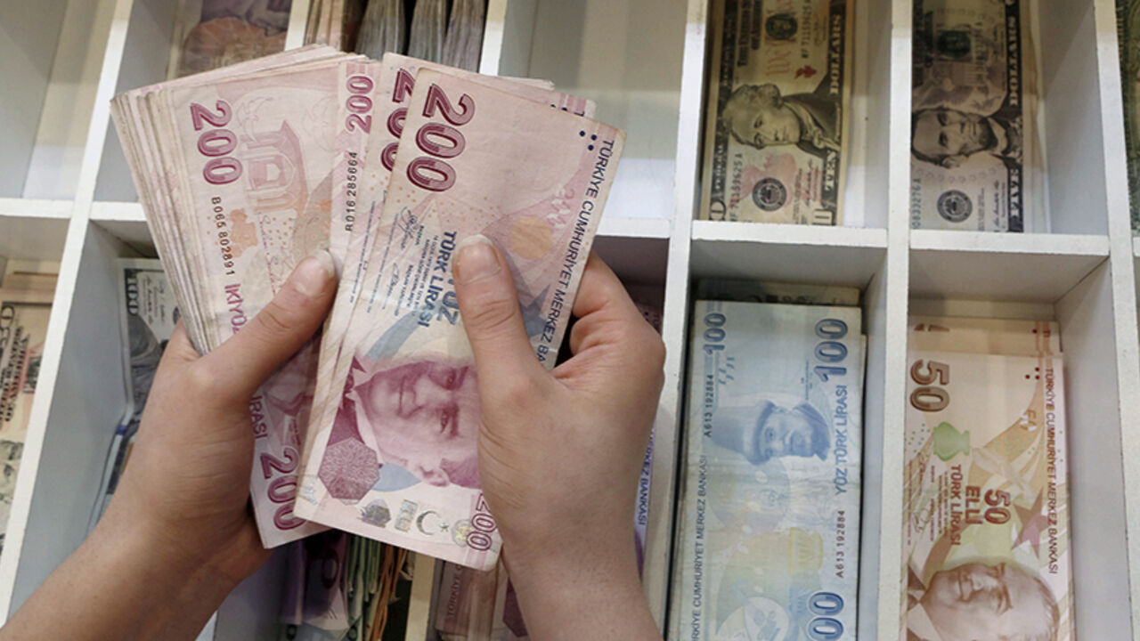 TURKEY-SECURITY/LIRA A money changer counts Turkish lira bills at an currency exchange office in central Istanbul, Turkey, August 21, 2015. REUTERS/Murad Sezer/File Photo - RTSKTP9