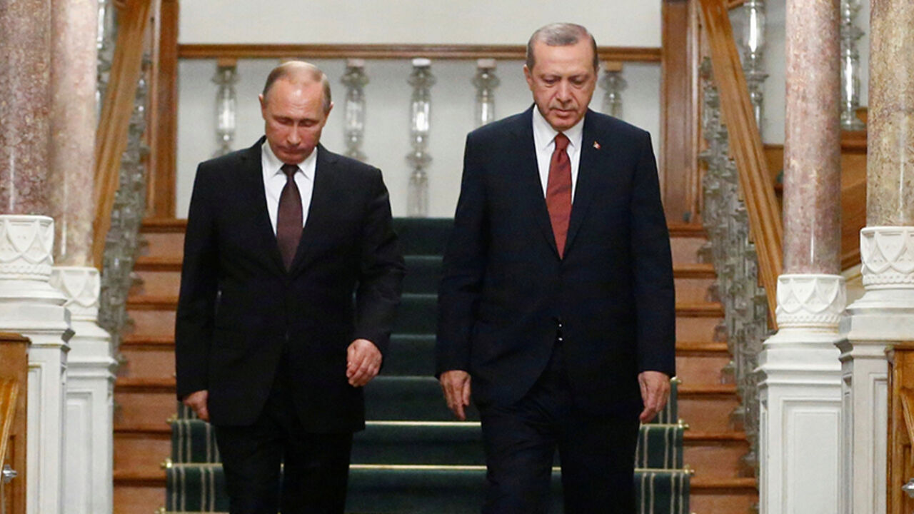 ENERGY-SUMMIT/ Russian President Vladimir Putin (L) and his Turkish counterpart Tayyip Erdogan arrive for a news conference following their meeting in Istanbul, Turkey, October 10, 2016. REUTERS/Osman Orsal TPX IMAGES OF THE DAY - RTSRP0B