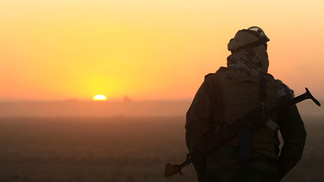 MIDEAST-CRISIS/IRAQ-MOSUL A member of Shi'ite fighters carries a weapon during a battle with Islamic State militants at the airport of Tal Afar west of Mosul, Iraq November 18, 2016. REUTERS/Thaier Al-Sudani - RTX2UC8E