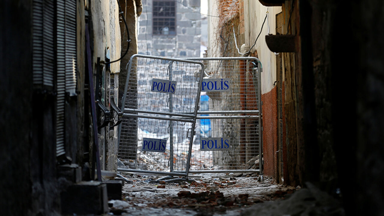 TURKEY-REFERENDUM/KURDS A police barrier blocks a narrow back alley of Sur, an historical district of southeastern province of Diyarbakir, Turkey, March 10, 2017. Picture taken March 10, 2017. REUTERS/Umit Bektas - RTX31V7X
