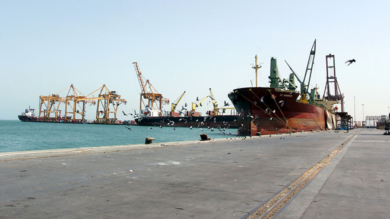 YEMEN-SECURITY/ A ship is docked at the Red Sea port of Hodeidah, Yemen, March 23, 2017. REUTERS/Abduljabbar Zeyad - RTX32F02