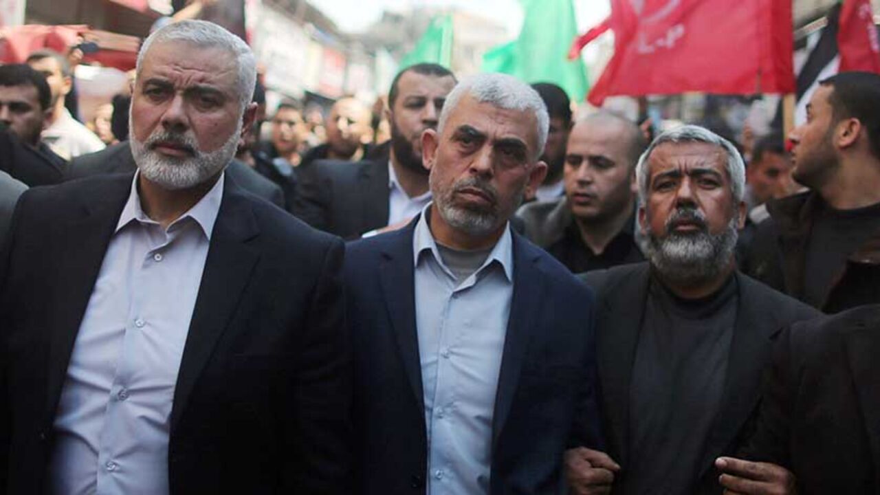 ISRAEL-PALESTINIANS/VIOLENCE Hamas Gaza Chief Yehya Al-Sinwar (C) and Hamas leader Ismail Haniyeh (L) take part in the funeral of senior militant Mazen Fuqaha in Gaza City March 25, 2017. REUTERS/Mohammed Salem - RTX32NQR