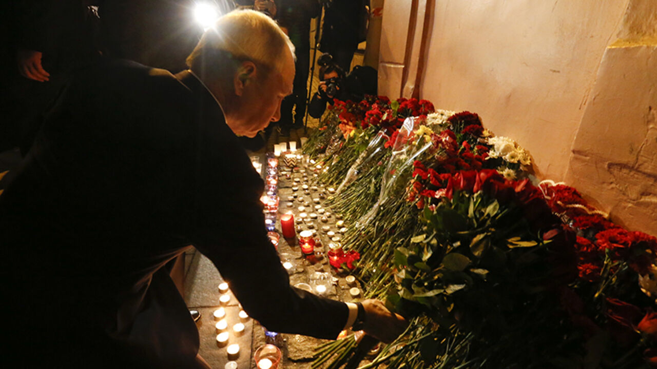 RUSSIA-BLAST-METRO/ Russian president Vladimir Putin puts flowers down outside Tekhnologicheskiy Institut metro station in St. Petersburg, Russia, April 3, 2017. REUTERS/Grigory Duko TPX IMAGES OF THE DAY - RTX33XBT