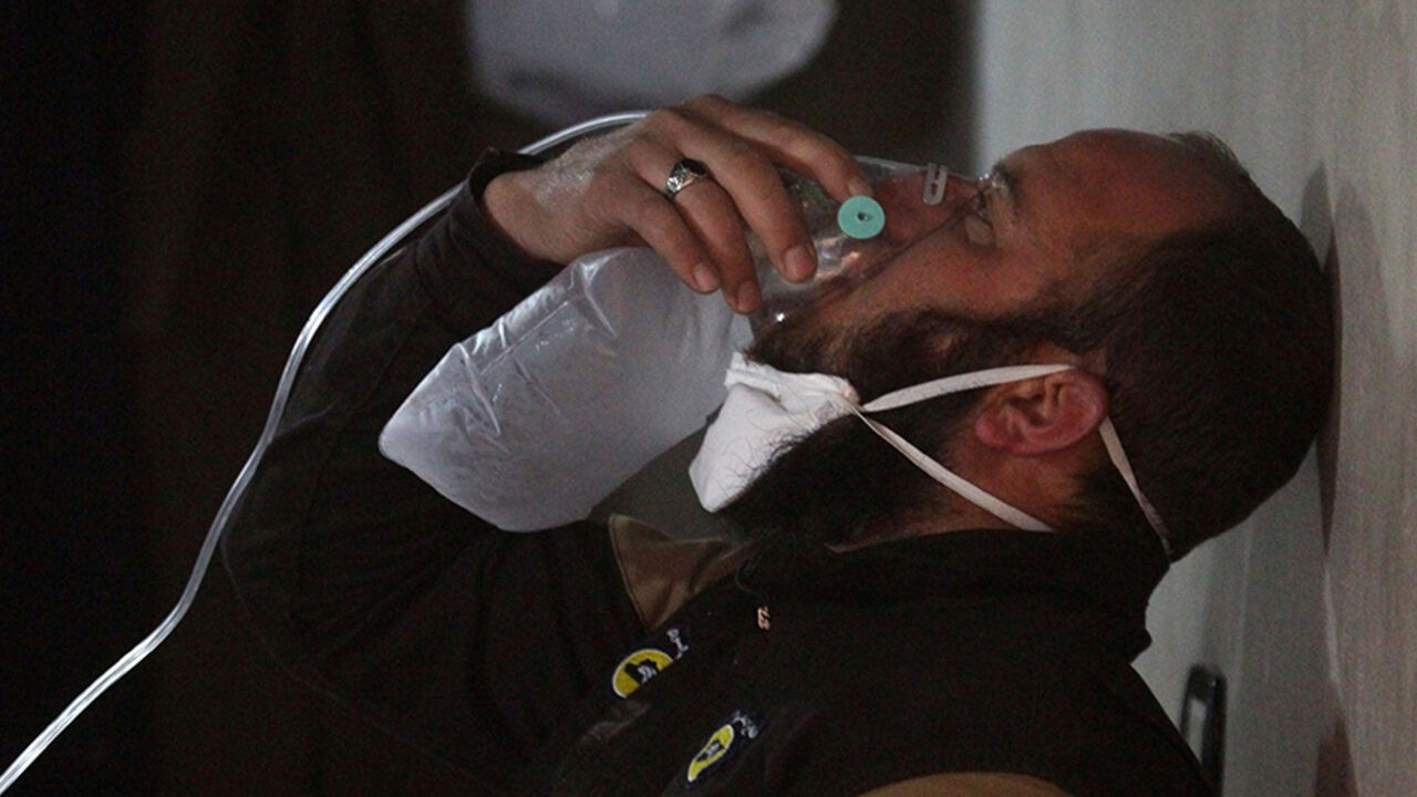 MIDEAST-CRISIS/SYRIA-IDLIB A civil defence member breathes through an oxygen mask, after what rescue workers described as a suspected gas attack in the town of Khan Sheikhoun in rebel-held Idlib, Syria April 4, 2017. REUTERS/Ammar Abdullah TPX IMAGES OF THE DAY - RTX33ZAV