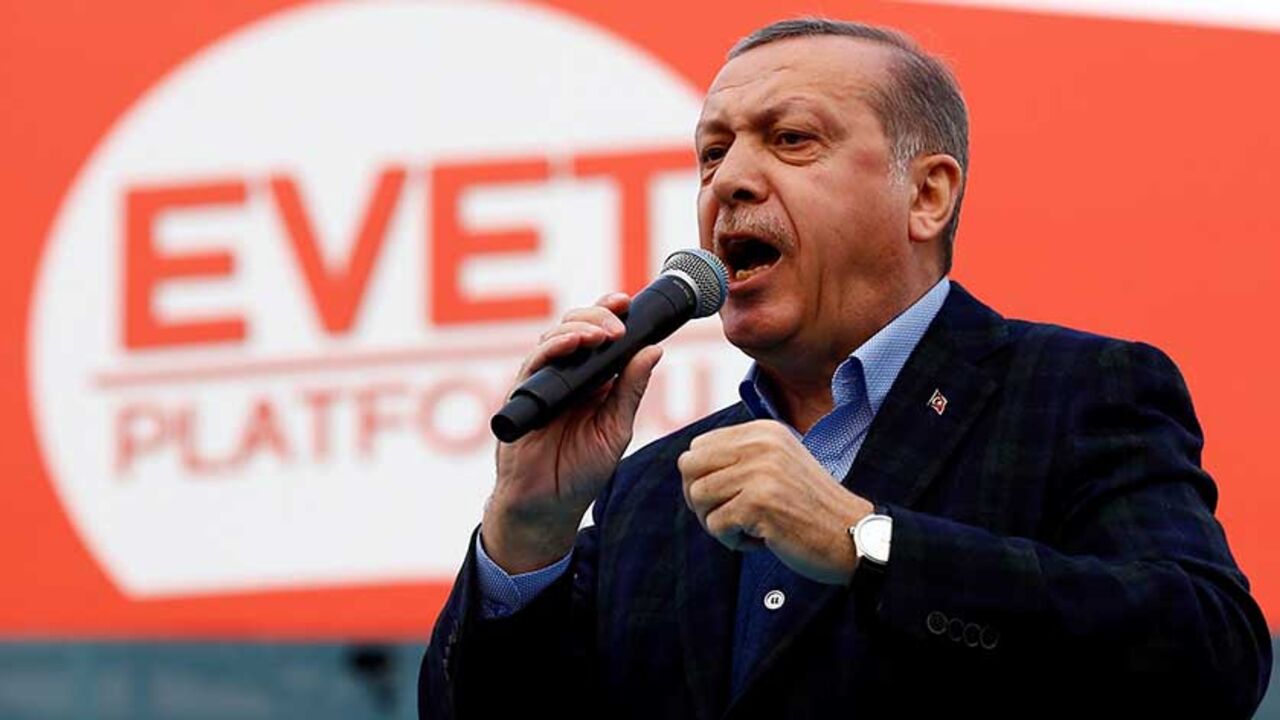 TURKEY-REFERENDUM/ Turkish President Tayyip Erdogan addresses his supporters during a rally for the upcoming referendum in Istanbul, Turkey, April 8, 2017. REUTERS/Murad Sezer - RTX34QH8