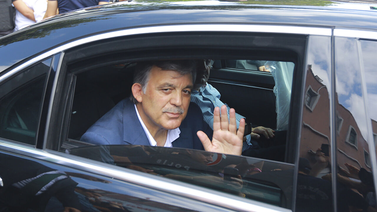 TURKEY-SECURITY/ Former Turkish President Abdullah Gul waves from a car as he leaves a memorial service for the victims of the thwarted coup in Istanbul, Turkey, July 17, 2016. REUTERS/Kemal Aslan - RTSIDEV