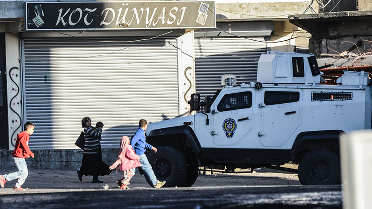 AFP_6O1ZG Turkish special forces shoot with machine gun in Sirnak on December 22, 2015 during security operations against Kurdish rebels in the southeastern Turkey cities of Cizre and Silopi.
The Turkish army on December 21 engaged in intense clashes with Kurdish militants as the military pressed on with one of its biggest recent domestic operations and controversial curfew orders were expanded to a new area in the Kurdish-dominated southeast. The number of Kurdish rebels killed in a massive Turkish military offensiv