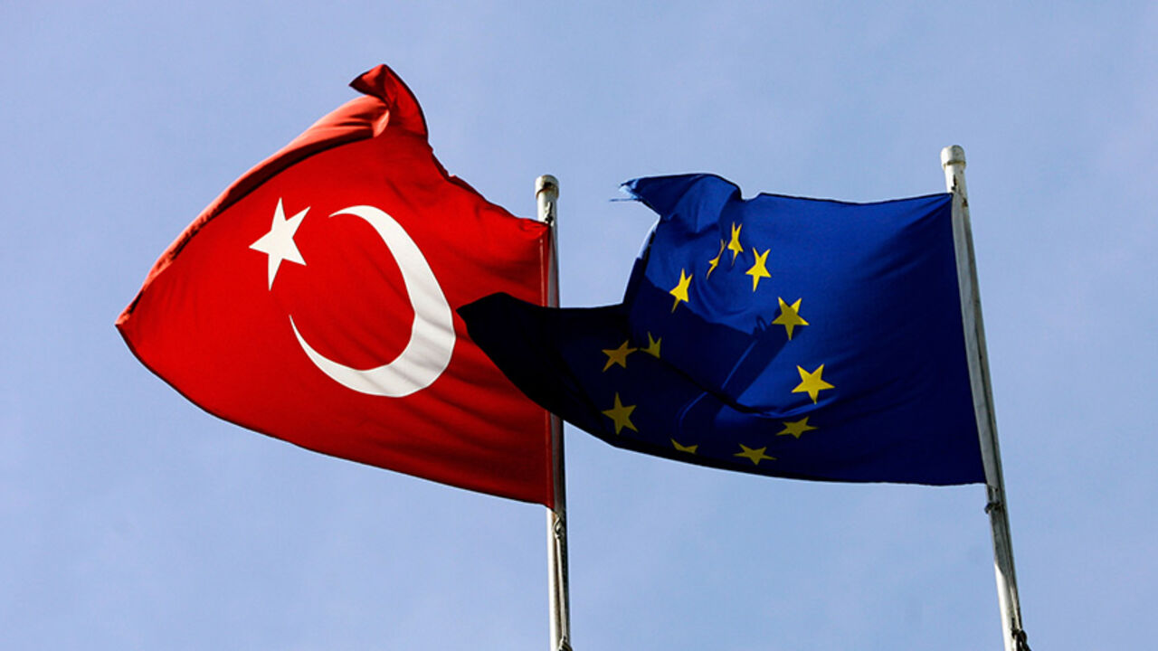 55888799FV011_Turkey_Prepar ISTANBUL, TURKEY - OCTOBER 08: The EU opened membership talks with Turkey recently but said the country must pursue reforms. If the talks succeed, Turkey may join the European Union as the first country with a Muslim majority. The Turkey and EU flag is seen in Istanbul, 08 October 2005 (Photo by Friedemann Vogel/Getty Images)