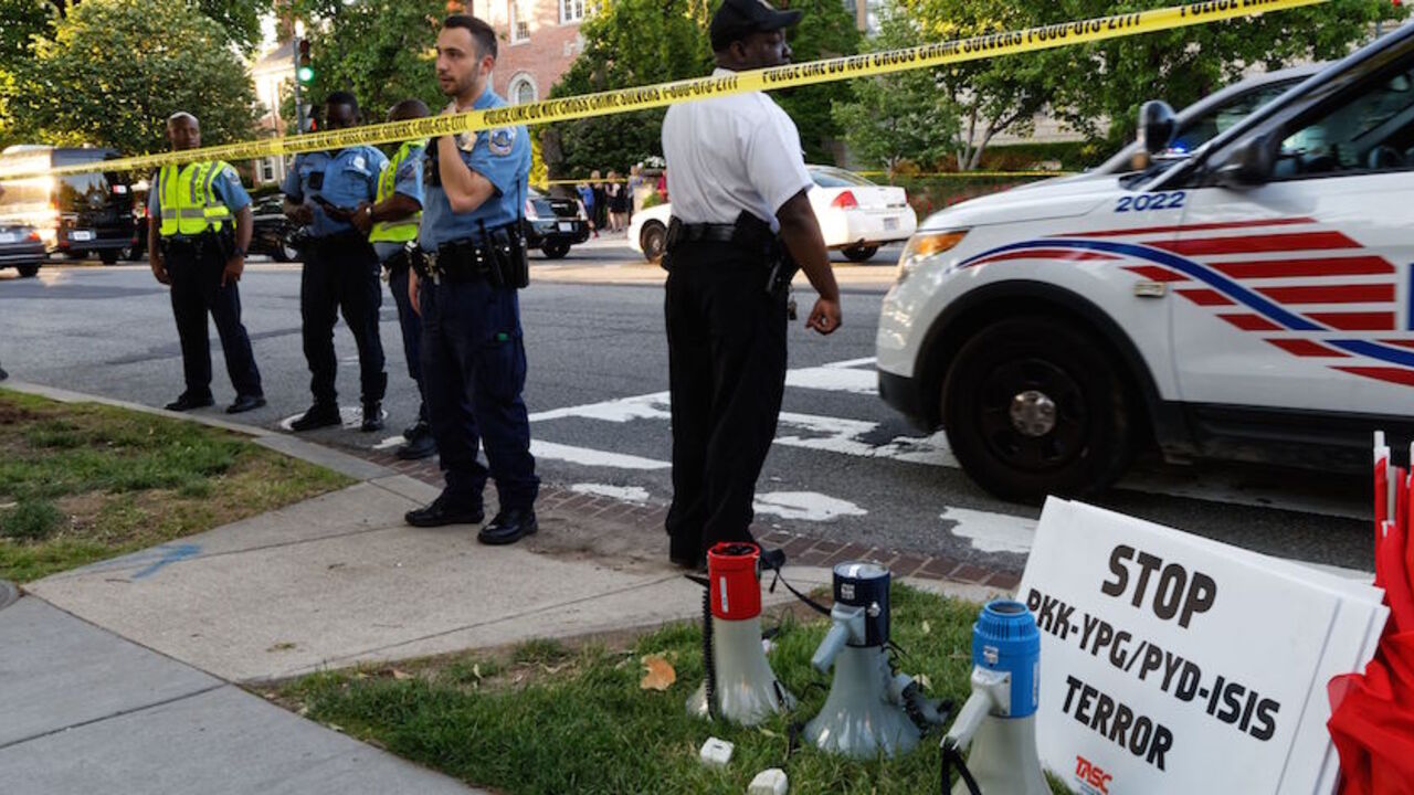 AFP_OH1K9 Police secure the street outside the Turkish embassy during a visit by Turkish President Recep Tayyip Erdogan on May 16, 2017 in Washington, DC.
Earlier, after Erdogan had met US President Donald Trump at the White House, the Turkish leader's security detail had clashed with pro-Kurdish protesters, leaving at least eight people wounded, one of them critically. / AFP PHOTO / Dave Clark (Photo credit should read DAVE CLARK/AFP/Getty Images)
