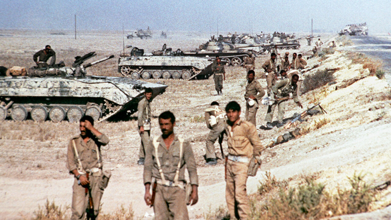 ARP2422941 Picture released on October 1980 of Iraqi soldiers standing in front of tanks and looking at Khorramshahr, near Chatt-el-Arab, in Iran, as fights between Iran and Iraq started again despite the cease-fire. (Photo credit should read -/AFP/Getty Images)
