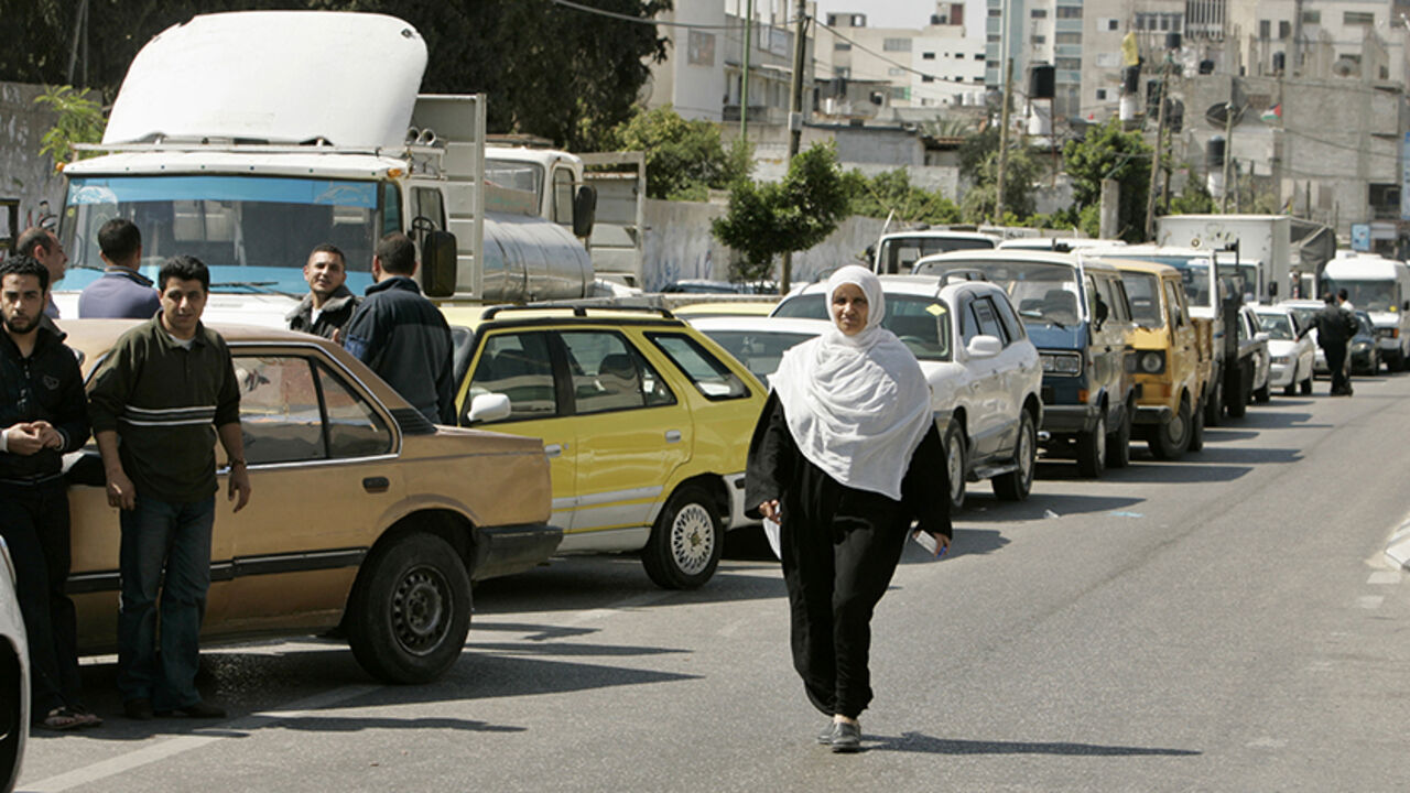 PALESTINIANS-ISRAEL/ Taxi drivers queue outside a petrol station in Gaza April 7, 2008, as they wait to fill their cars with fuel. Owners of petrol stations in Gaza said on Monday that they have ran out of fuel as Israel has not allowed fuel to be supplied to Gaza everyday. REUTERS/Mohammed Salem (GAZA) - RTR1Z7BQ