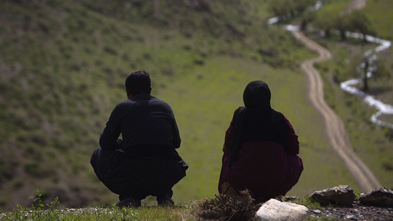 IRAN/ An Iranian Sunni Kurd couple is seen near Marivan in Kurdistan province, 512 km (320 miles) west of Tehran May 13, 2011. Iranian Shi'ite and Sunni Kurds live in harmony with each other in Marivan, although Sunni is the religion of the majority of the people. REUTERS/Morteza Nikoubazl (IRAN - Tags: SOCIETY RELIGION) - RTR2ME01