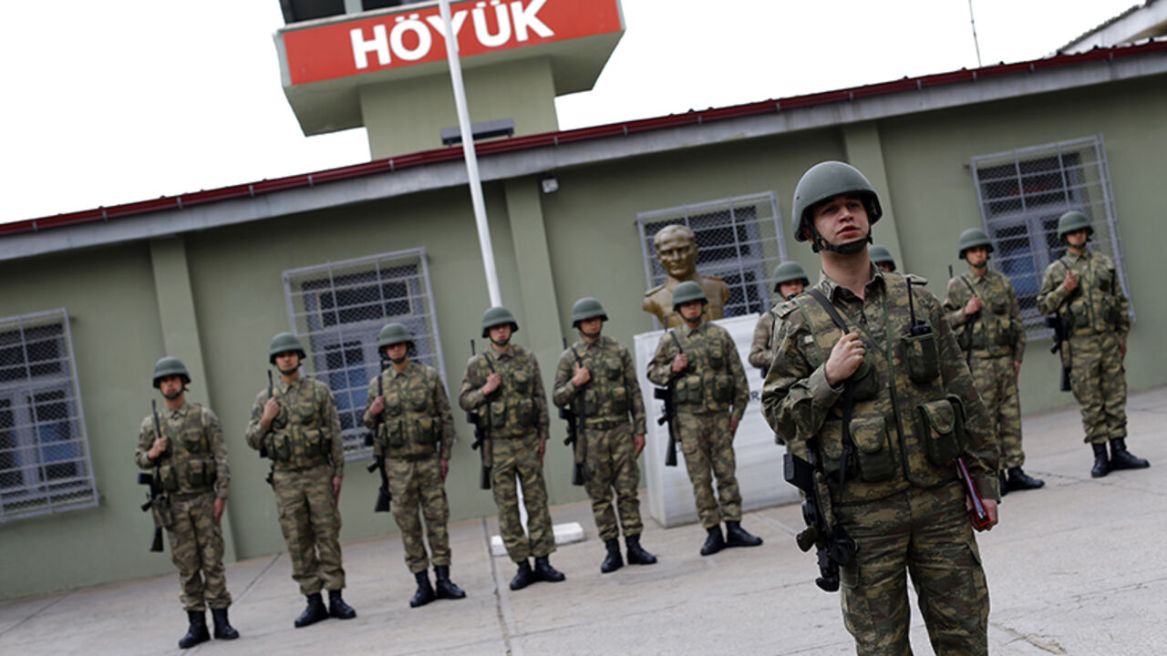 MIDEAST-CRISIS/SYRIA-TURKEY-BORDER Turkish soldiers stand at attention at Hoyuk military post on the border between Turkey and Syria near the southeastern city of Kilis, Turkey, March 2, 2017. REUTERS/Murad Sezer - RTS114DJ