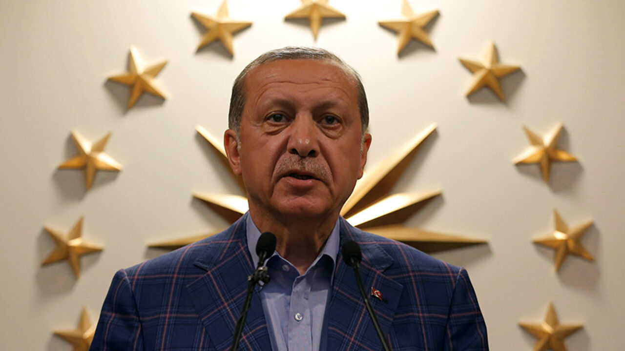 TURKEY-POLITICS/ Turkish President Recep Tayyip Erdogan speaks during a news conference in Istanbul, Turkey April 16, 2017. Picture taken April 16, 2017. REUTERS/Murad Sezerm - RTS12L9A
