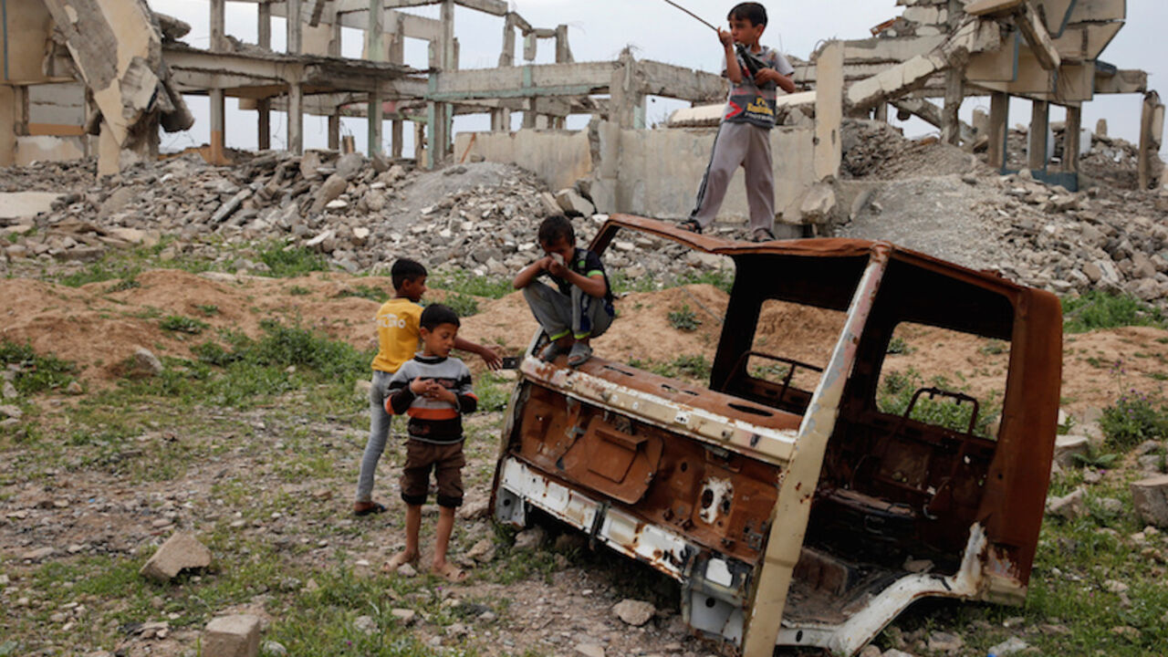 Displaced Iraqi children who fled their homes with their families play outside Hammam al-Alil camp south of Mosul, Iraq April 18, 2017. REUTERS/Muhammad Hamed     TPX IMAGES OF THE DAY - RTS12SI9