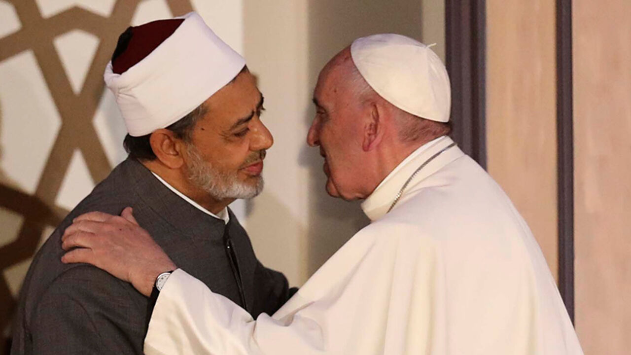 POPE-EGYPT/ Pope Francis embraces Ahmed al-Tayeb, Grand Imam of Egypt's al-Azhar Institution in Cairo, Egypt April 28, 2017. REUTERS/Mohamed Abd El Ghany - RTS14CWC