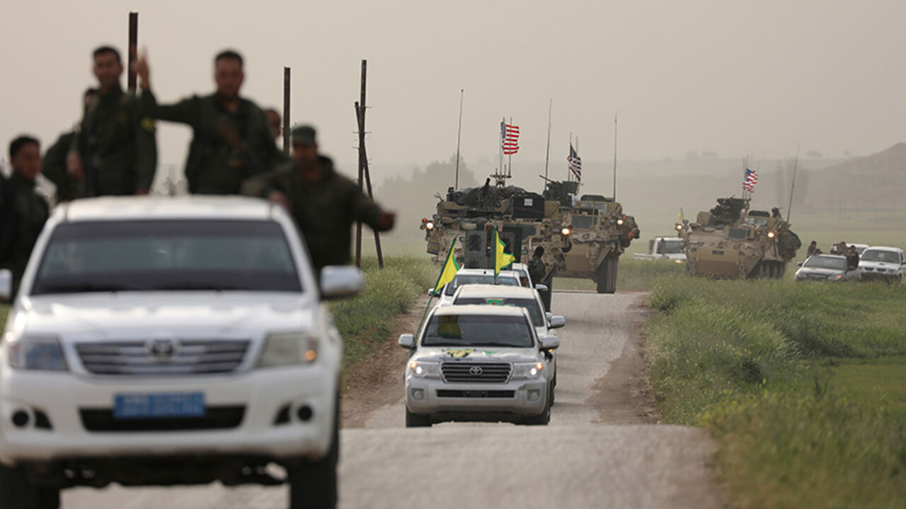 MIDEAST-CRISIS/SYRIA-KURDS Kurdish fighters from the People's Protection Units (YPG) head a convoy of U.S military vehicles in the town of Darbasiya next to the Turkish border, Syria April 28, 2017. REUTERS/Rodi Said - RTS14EFX