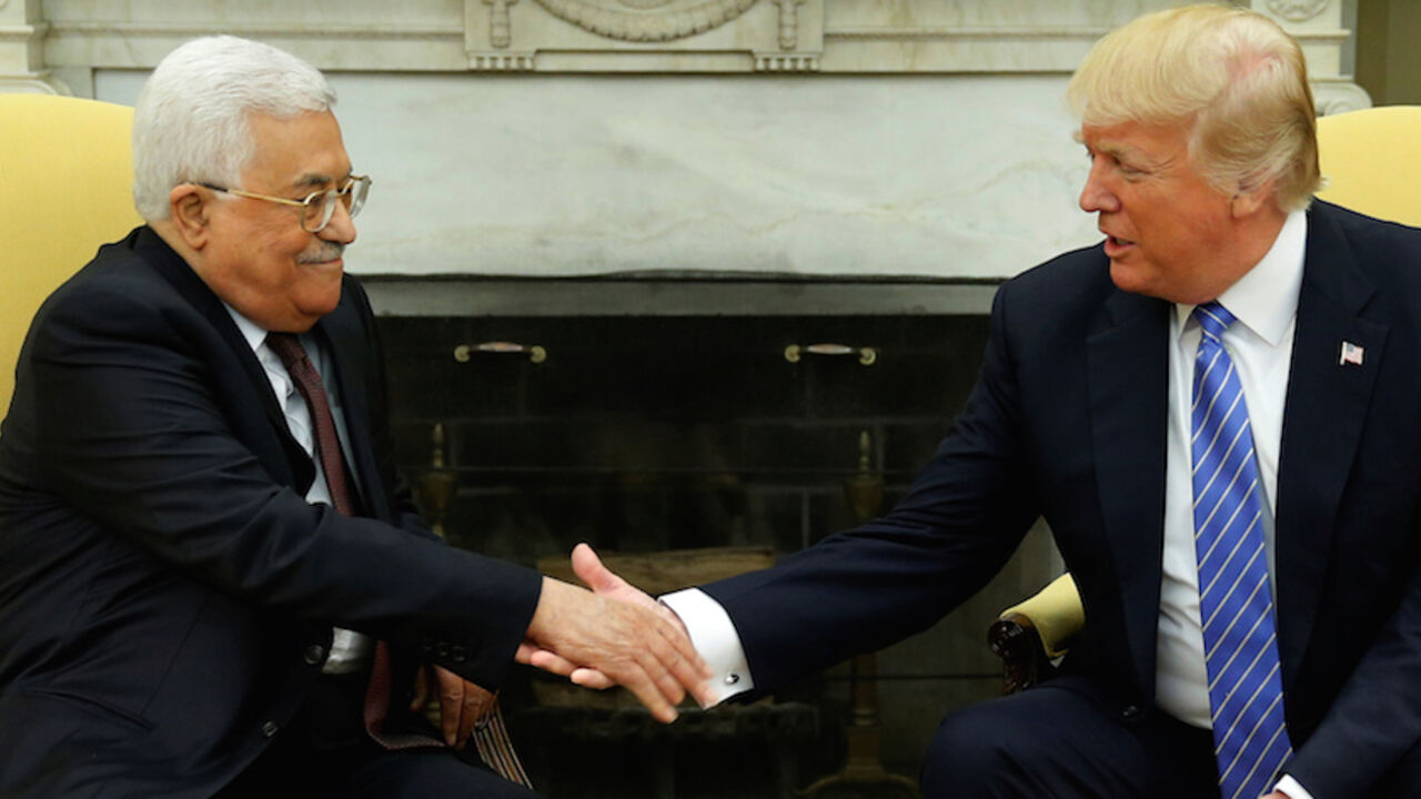 USA-PALESTINIAN/ U.S. President Donald Trump welcomes Palestinian Authority President Mahmoud Abbas in the Oval Office at the White House in Washington, U.S. May 3, 2017. REUTERS/Jonathan Ernst - RTS14ZJL