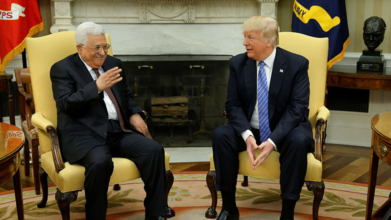 USA-PALESTINIAN/ U.S. President Donald Trump (R) welcomes Palestinian Authority President Mahmoud Abbas in the Oval Office at the White House in Washington, U.S. May 3, 2017. REUTERS/Jonathan Ernst - RTS14ZK3
