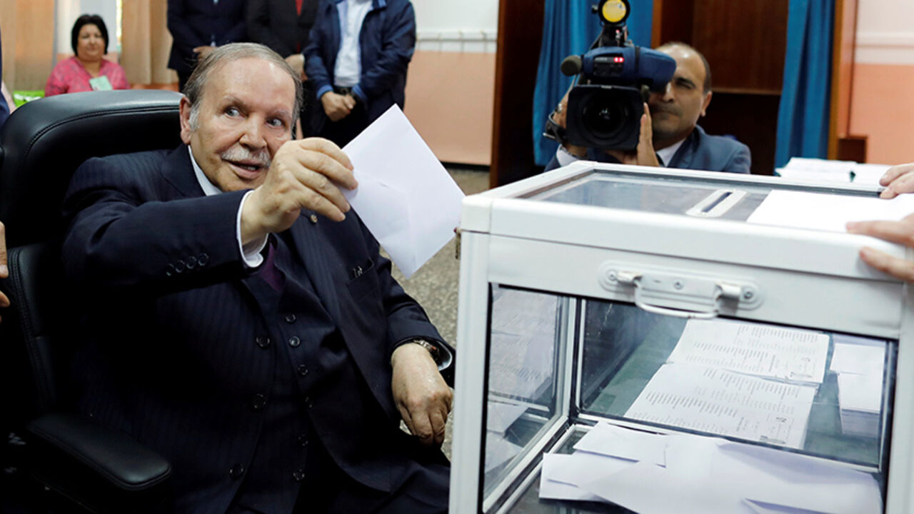 ALGERIA-ELECTION/ Algeria's President Abdelaziz Bouteflika casts his ballot during the parliamentary election in Algiers, Algeria May 4, 2017. REUTERS/Zohra Bensemra - RTS154OD