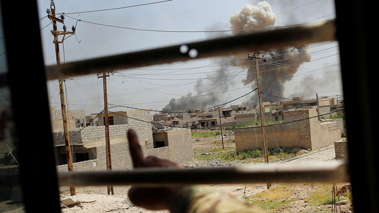 MIDEAST-CRISIS/IRAQ-MOSUL A member of Iraqi Rapid response forces points at an air strike during clashes with Islamic State fighters at a frontline in north west of Mosul, Iraq, May 9, 2017. REUTERS/Danish Siddiqui - RTS15T9O