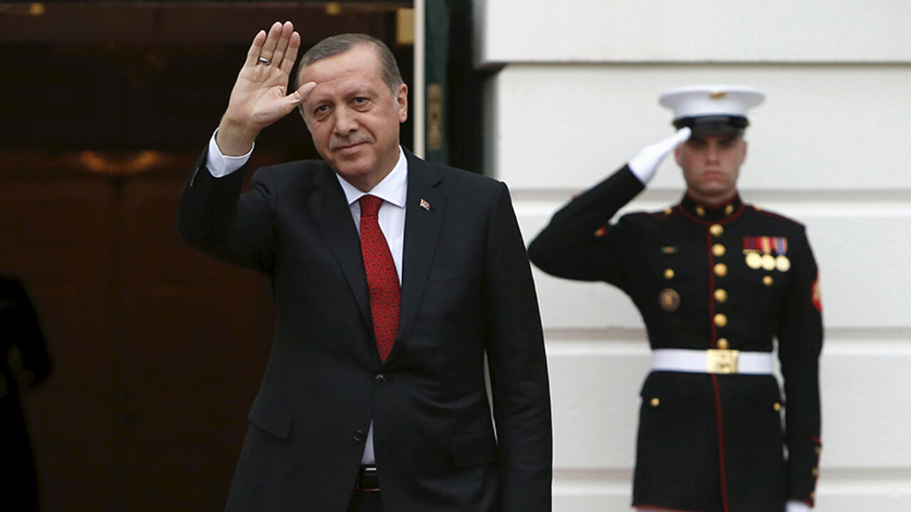 NUCLEAR-SUMMIT/ Turkish President Recep Tayyip Erdogan arrives for a working dinner with heads of delegations for the Nuclear Security Summit at the White House in Washington March 31, 2016. REUTERS/Jonathan Ernst - RTSD2WC