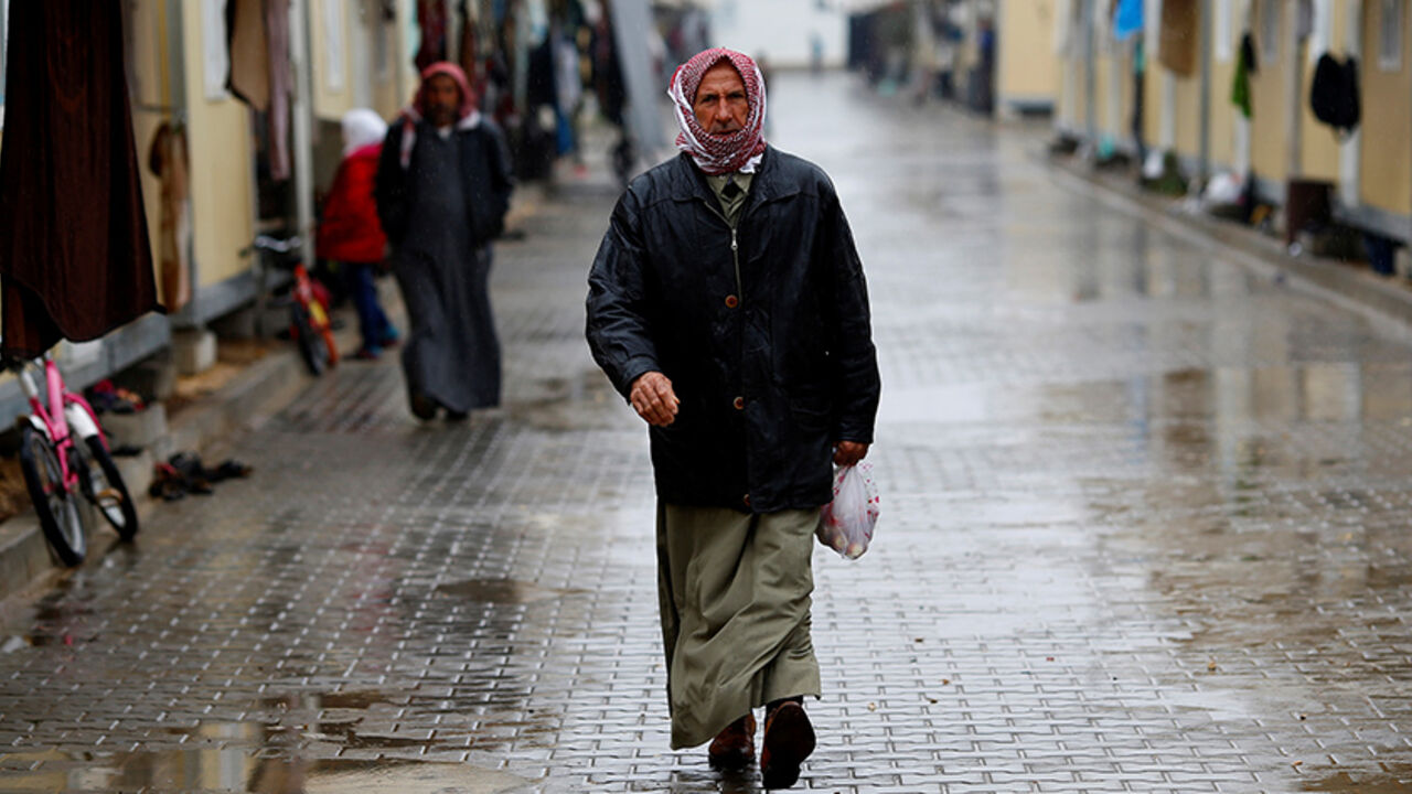 TURKEY-EUROPE/REFUGEES A Syrian refugee man walks in Elbeyli refugee camp near the Turkish-Syrian border in Kilis province, Turkey, December 1, 2016. REUTERS/Umit Bektas - RTSU6HM