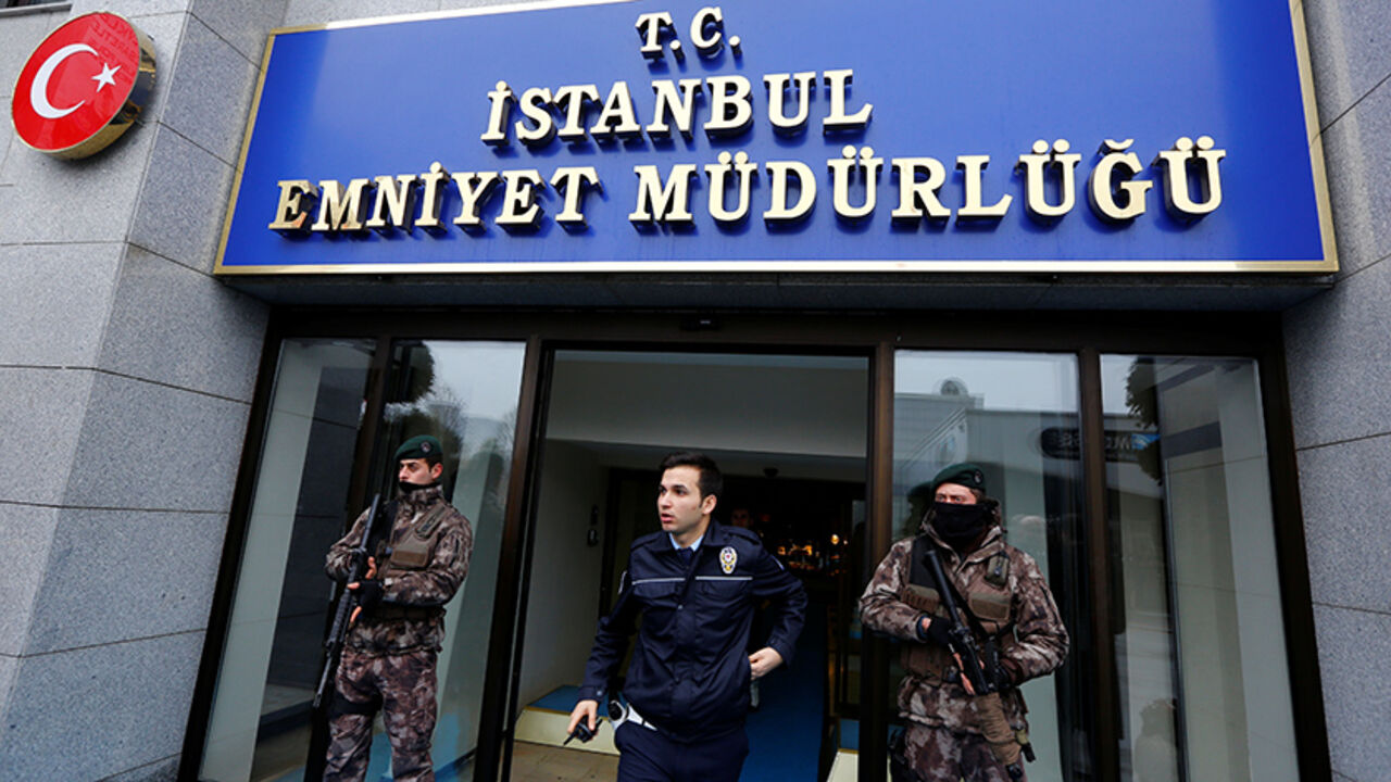 TURKEY-ATTACK/ Members of the Turkish police special forces stand guard at the police headquarters in Istanbul, Turkey, January 17, 2017. REUTERS/Murad Sezer - RTSVUBS