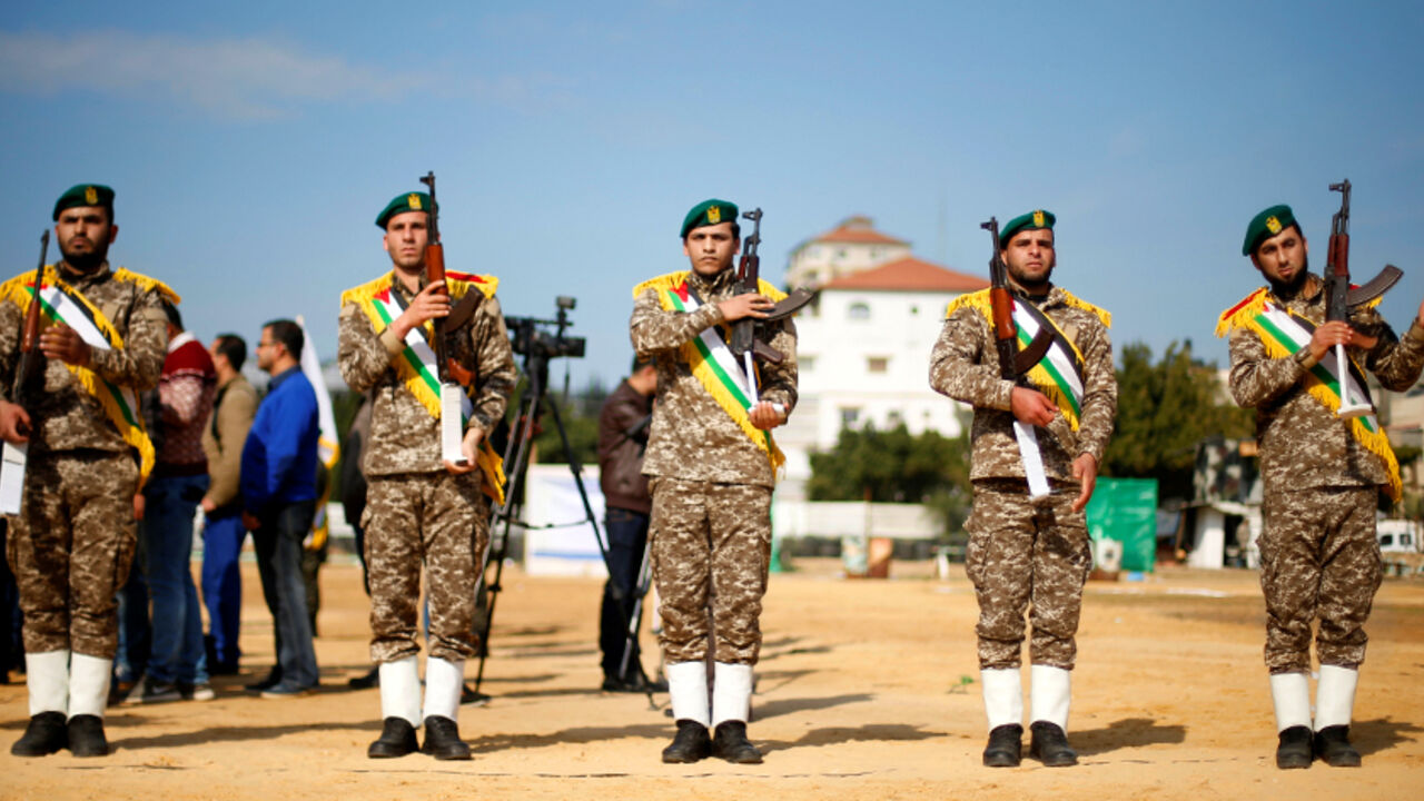 PALESTINIANS-MILITARY/ Members of Palestinian National Security Forces loyal to Hamas take part in a military graduation ceremony, in Gaza City January 22, 2017. REUTERS/Suhaib Salem - RTSWSKS