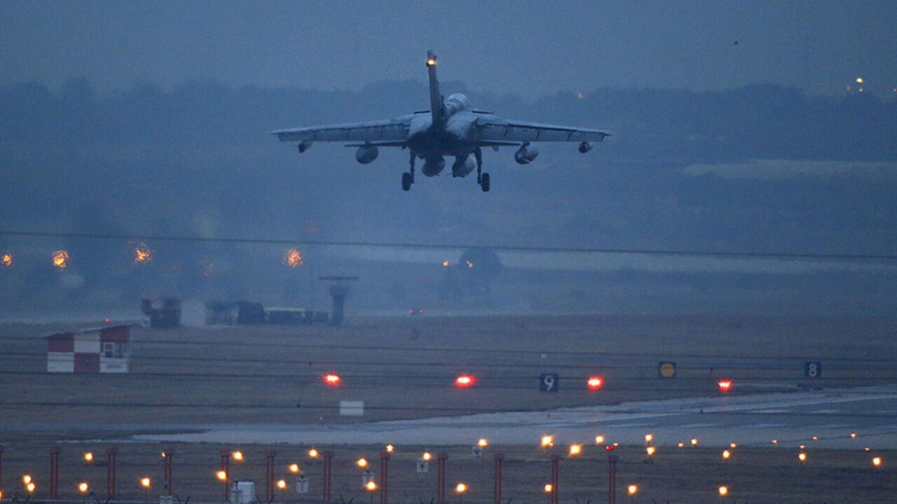 MIDEAST-CRISIS/ A German air force Tornado jet lands at an airbase in Incirlik, Turkey, December 10, 2015. The first the German air force Tornado reconnaissance jets will take off for Turkey's Incirlik air base on Thursday, to support the military campaign against Islamic State. REUTERS/Umit Bektas - RTX1Y3FP