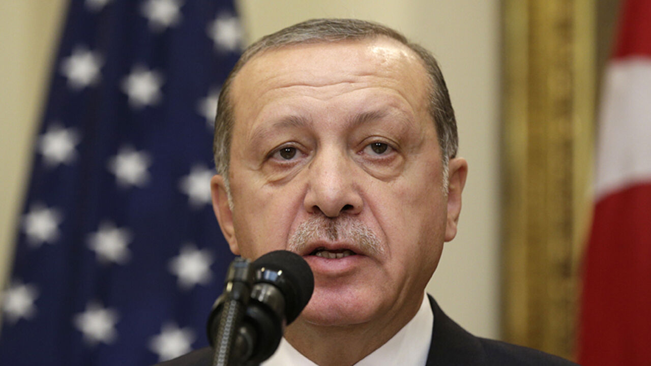USA-TURKEY/ Turkey's President Recep Tayyip Erdogan delivers a statement to reporters alongside U.S President Donald Trump after their meeting at the White House in Washington, U.S. May 16, 2017. REUTERS/Kevin Lamarque - RTX363JM