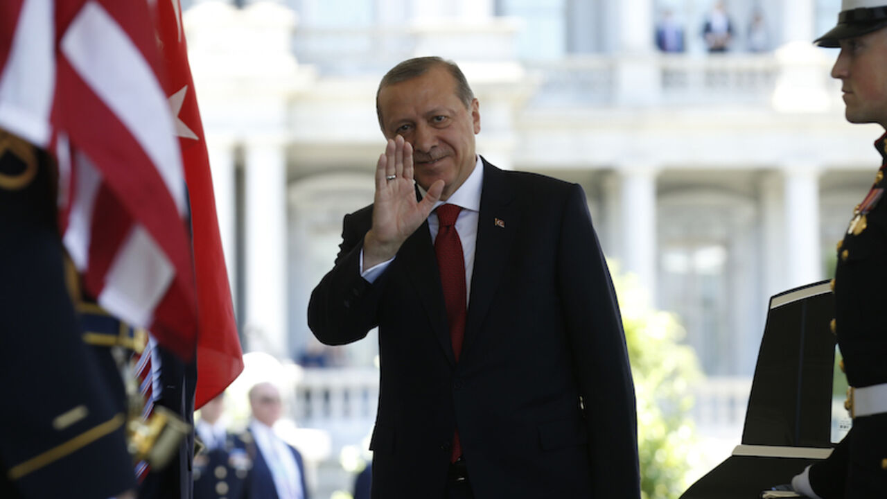 USA-TURKEY/ Turkey's President Recep Tayyip Erdogan waves as he arrives at the entrance to the West Wing to meet with President Donald Trump at the entrance to the West Wing of the White House in Washington, U.S. May 16, 2017. REUTERS/Joshua Roberts - RTX363KW