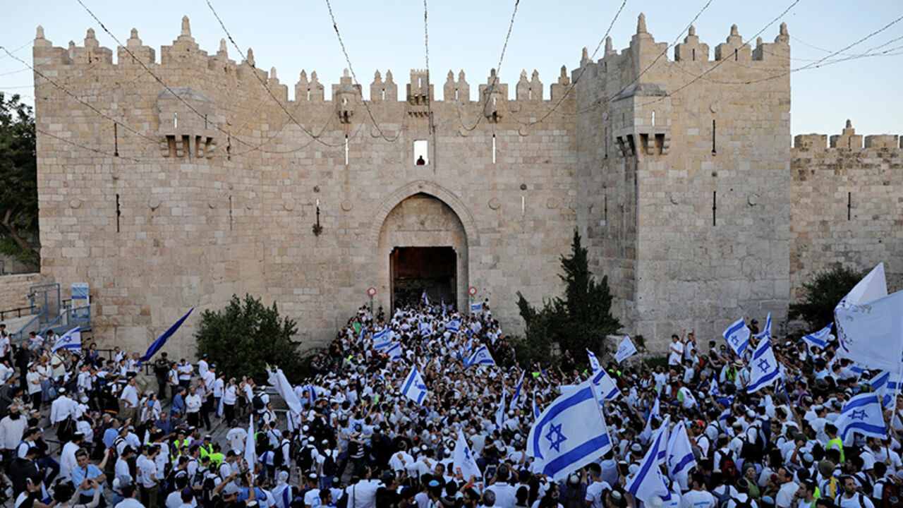 Israelis celebrate as they hold Israeli flags during a parade marking Jerusalem Day, the day in the Jewish calendar when Israel captured East Jerusalem and the Old City from Jordan during the 1967 Middle East War, just outside Damascus Gate outside Jerusalem's Old City May 24, 2017. REUTERS/Ronen Zvulun - RTX37G3U
