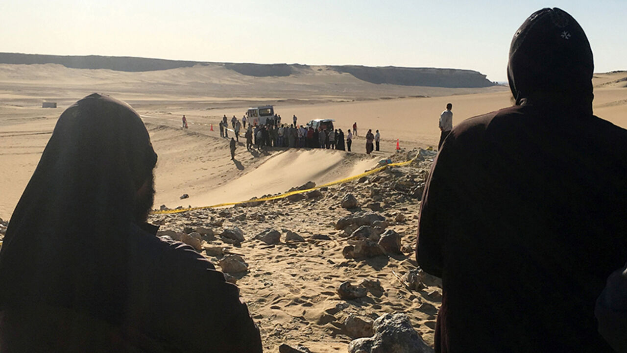 EGYPT-BLAST/ Monks look at the view following a gunmen attack against a group of Coptic Christians travelling to a monastery in southern Egypt, in Minya, May 26, 2017. REUTERS/Mohamed Abd El Ghany - RTX37S37