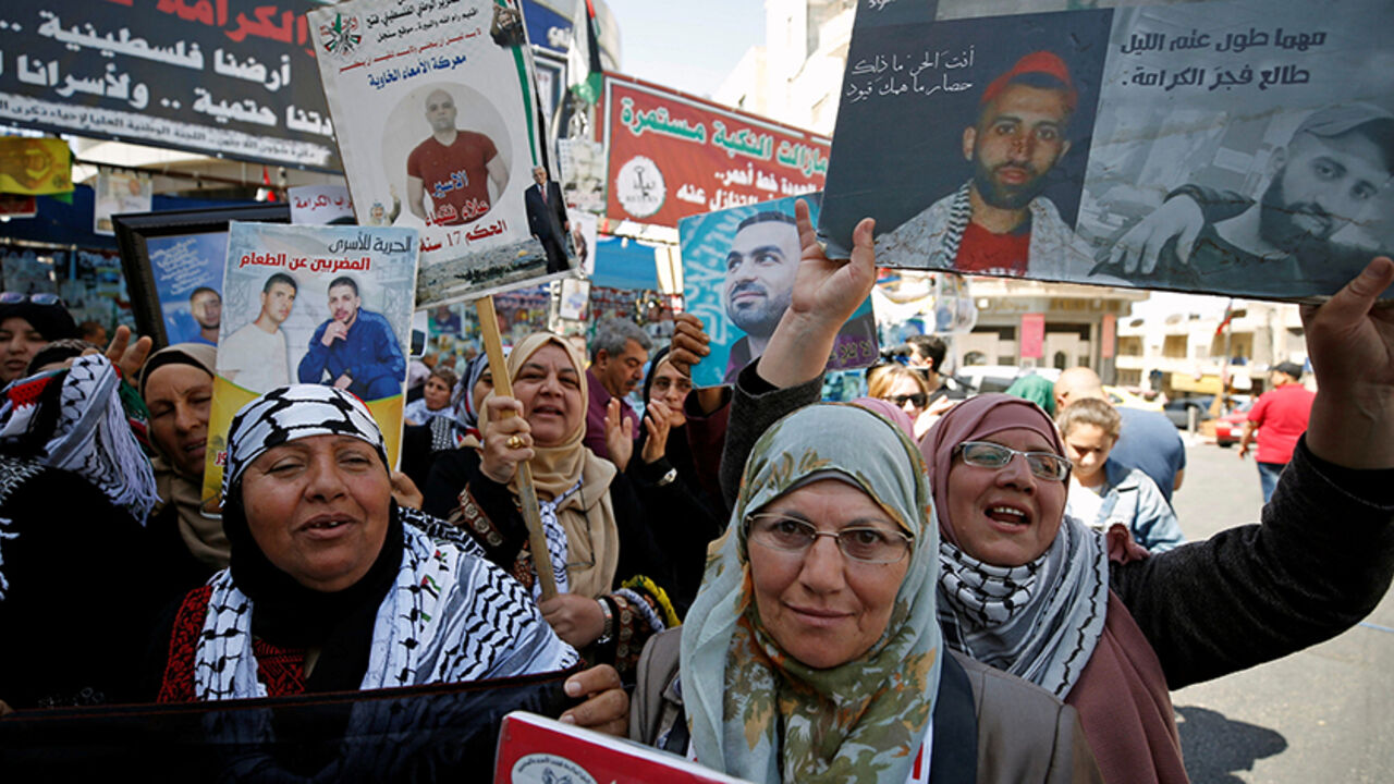 ISRAEL-PALESTINIANS/PRISONERS Palestinians celebrate after Palestinian prisoners ended a hunger strike over their conditions in Israeli jails, in the West Bank city of Ramallah May 27, 2017. REUTERS/Mohamad Torokman - RTX37U52
